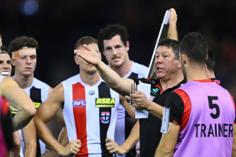 Brett Ratten parle à ses joueurs.