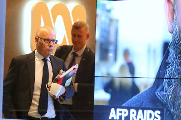 John Lyons, yang saat itu editor eksekutif ABC News, selama serangan AFP di markas penyiar pada tahun 2019.