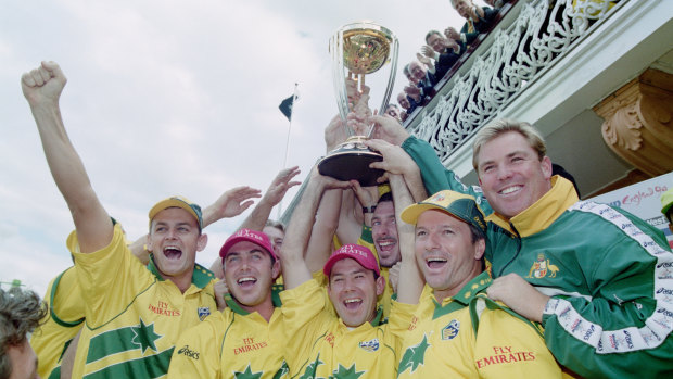 Adam Gilchrist, Michael Bevan, Ricky Ponting, Damien Fleming, Steve Waugh et Shane Warne avec la Coupe du monde ICC après la victoire en finale de 1999 contre le Pakistan aux Lords.