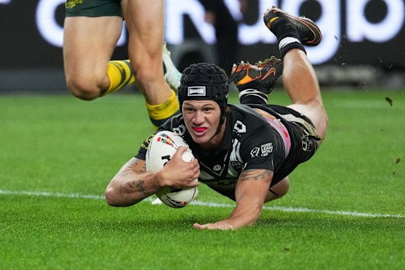 Kalyn Ponga scored a classy try with a broken arm on debut for New Zealand.
