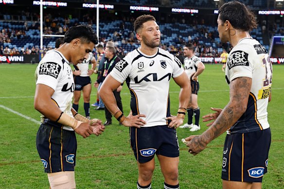 Mariner (left) with his right thigh strapped at fulltime after the defeat to the Roosters.