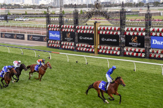 Bivouac quitte Nature Strip dans son sillage lors de la Darley Sprint Classic à Flemington au printemps dernier.