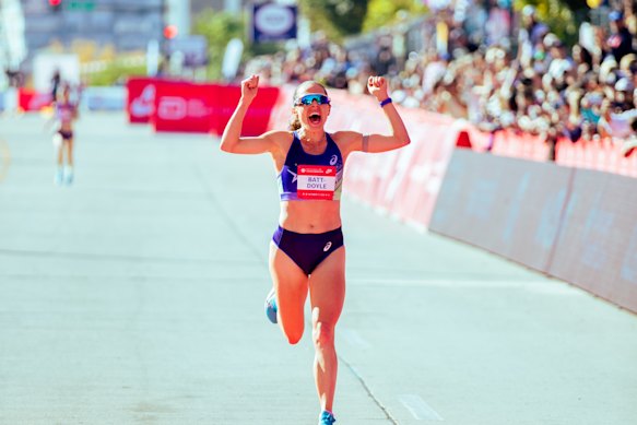Izzi Batt-Doyle broke the Australian Marathon record in Chicago last night with a time of 2:20:38, breaking Jess Stenson’s record of 2:21:24.