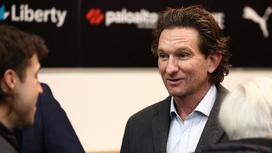 There is a groundswell of support, inside and outside Essendon, for James Hird to return as senior coach.