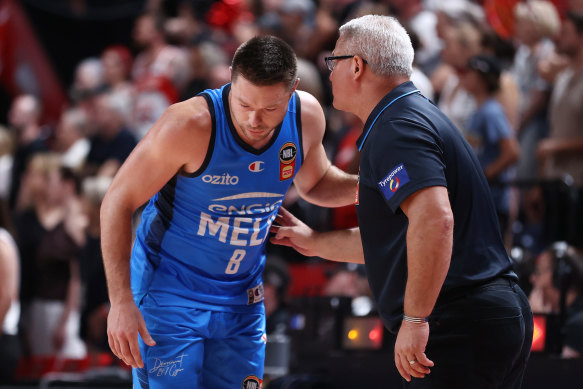 Dellavedova takes instruction from Melbourne United coach Dean Vickerman.
