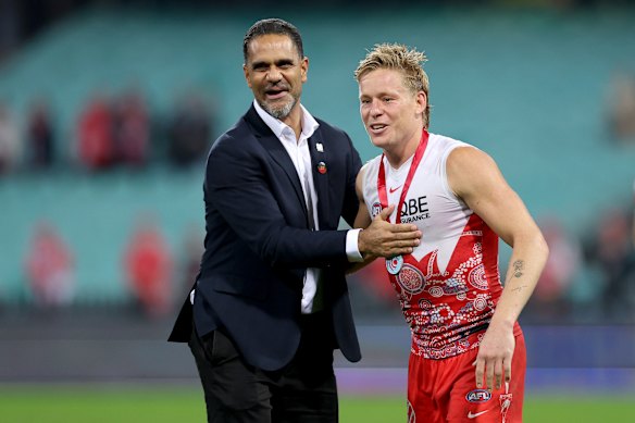 Michael O’Loughlin presents Isaac Heeney of the Swans with the Goodes-O’Loughlin Medal.