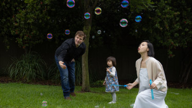 David Jenkins avec sa femme Fay et leur fille Amelia dans un parc de Richmond. 
