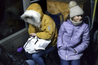Deux femmes sont assises à l'intérieur d'un bus attendant d'être évacuées vers la Russie depuis Donetsk.