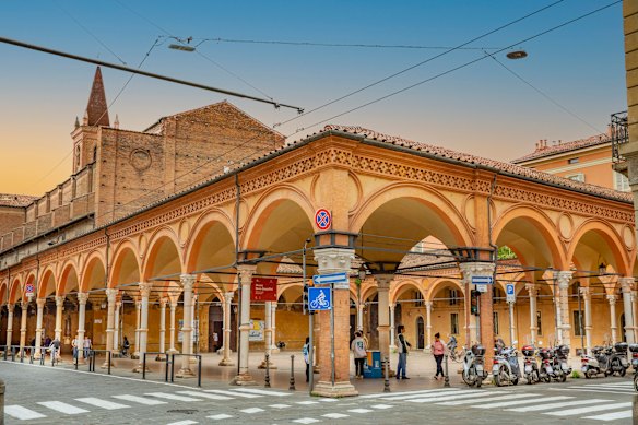 The widest portico, at the Basilica of Santa Maria dei Servi.