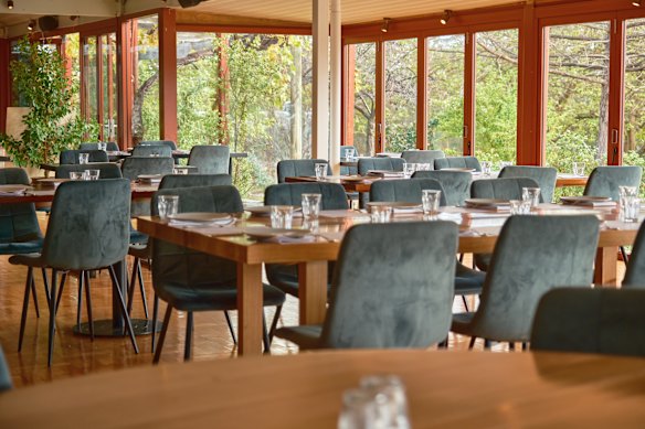 Oscar’s in the Valley is an airy dining room rich in circa-2000s Country Style charm.