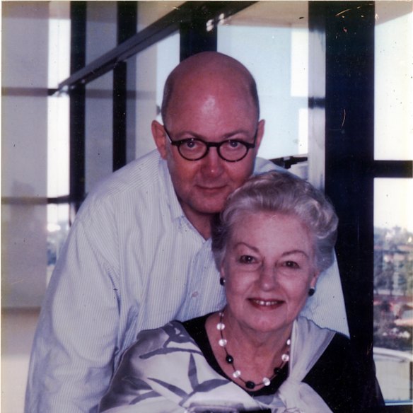 Williams and his devoted mum, Joan, in 1999. Her possessiveness prompted him to jokingly call her “Jocasta”.