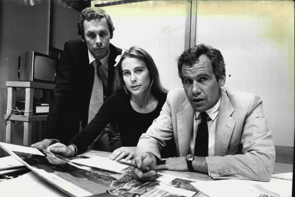  Bennett (right) with sister Jane Parker and wide   manager   Peter Vial astatine  Country Road’s caput  bureau   successful  1990.