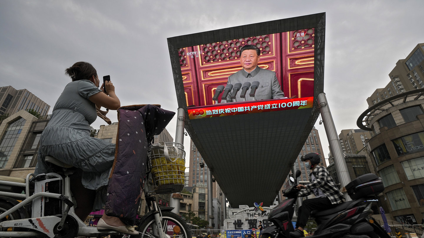 Un grand écran à l'extérieur d'un centre commercial à Pékin montre le président chinois Xi Jinping s'exprimant lors d'un événement commémorant le 100e anniversaire du Parti communiste chinois.