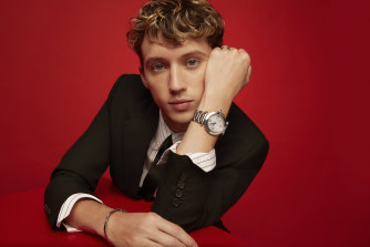 Le chanteur pop Troye Sivan fait partie de la liste des célébrités de Cartier, car le bijoutier cible une clientèle plus jeune.