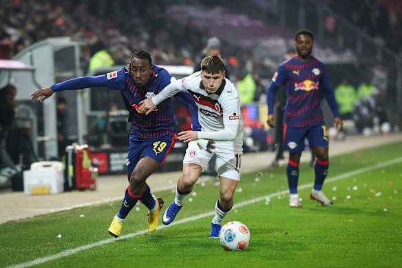 Leipzig’s Yan Diomandé, left, and St. Pauli’s Arkadiusz Pyrka in action during the Bundesliga soccer match between St. Pauli and Leipzig in Hamburg, Germany, Tuesday Jan. 27, 2026. 