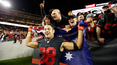 Hayne pose avec les fans après avoir aidé les 49ers de San Francisco à remporter la victoire sur le Minnesota dans la NFL.