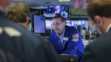 Wall Street a légèrement augmenté dans une session agitée.