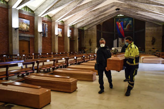 Cercueils sur le sol de l'église San Giuseppe à Seriate, près de Bergame, alors que COVID a balayé l'Italie l'année dernière.