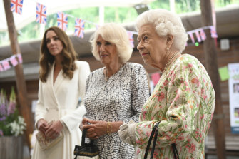 La reine, Camilla, duchesse de Cornouailles, et Kate, duchesse de Cambridge, lors d'un déjeuner au G7. 