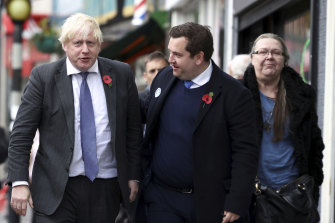 Le Premier ministre britannique Boris Johnson, samedi 13 novembre, à Londres, en visite dans un centre de vaccination. 