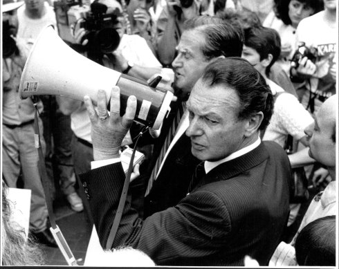 John MacBean steht Seite an Seite mit Reverend Fred Nile, als im Jahr 1988 etwa 5.000 Verkäufer zum Parlamentsgebäude marschierten.