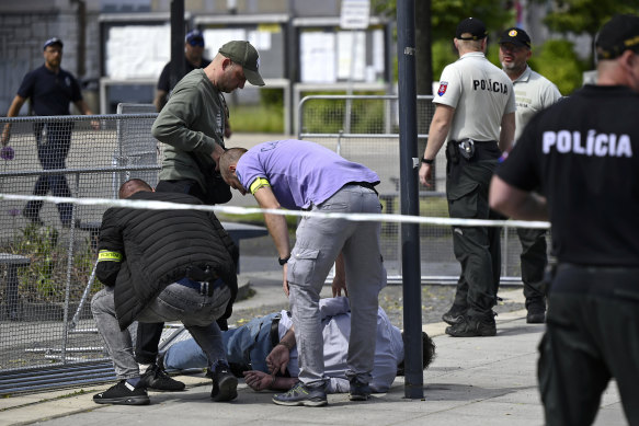 La policía arresta a un hombre después de que el primer ministro eslovaco, Robert Fico, fuera herido de bala.
