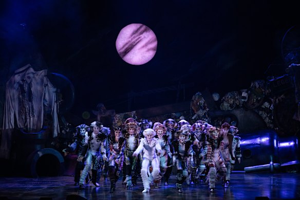 The Jellicle cats howling at the moon.