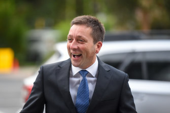 L'ancien chef Matthew Guy est arrivé au Parlement mardi, au lendemain du jour où son équipe a dissuadé ses collègues du déversement.