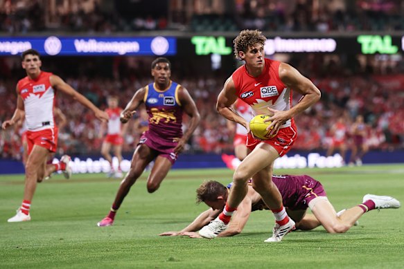Charlie Curnow of the Swans in action during the round one AFL match between Sydney Swans and Brisbane Lions at Sydney Cricket Ground