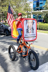 Un partisan de Trump sur un tricycle à la Conférence d'action politique conservatrice (CPAC) à Orlando, en Floride. 