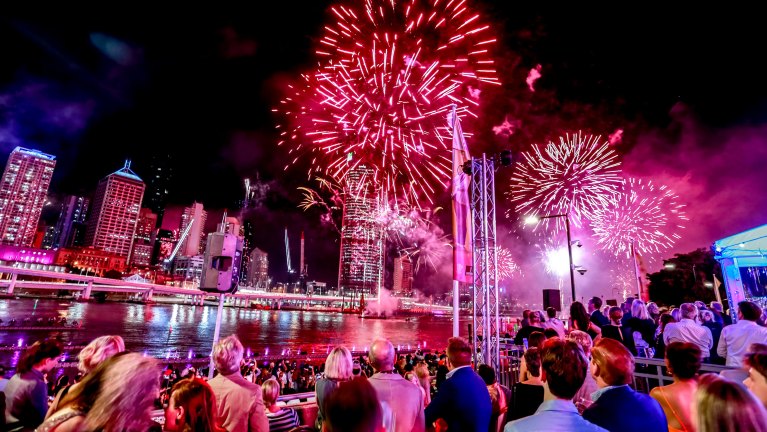 os fogos de artifício do Riverfire estão de volta este ano, depois de serem substituídos por um show de laser e luz no ano passado.