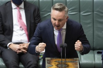 Le ministre du Changement climatique, Chris Bowen, a déclaré que le succès du projet de loi à la chambre basse était un grand jour pour l'Australie.
