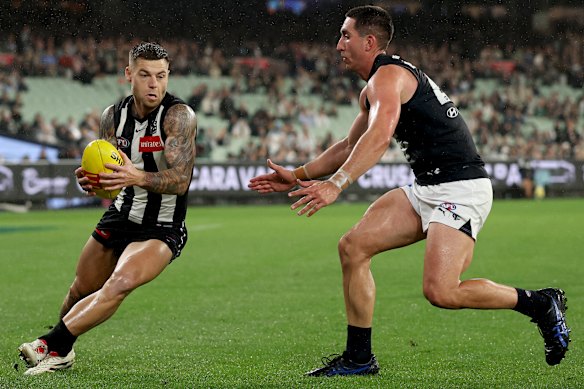 Magpie Jamie Elliott evades a tackle by Jacob Weitering.