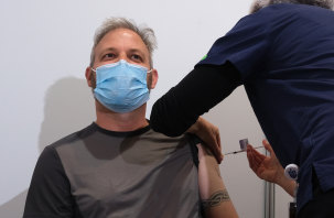 Le médecin hygiéniste en chef de Victoria, Brett Sutton, reçoit le vaccin au Royal Exhibition Building.