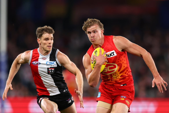 Jed Walter of the Suns runs with the ball.