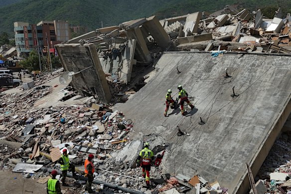 Mexican Army teams search a building for survivors in La Guaira.