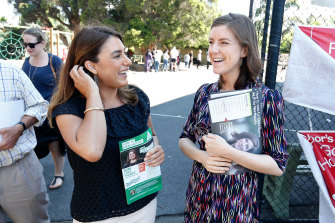 Clare Burns (à droite) avec Lidia Thorpe, qui a remporté le siège de Northcote en 2017.