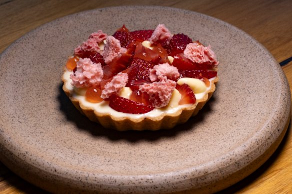 Roasted strawberry tart with white chocolate yoghurt cream.