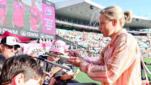 Alyssa Healy signs autographs at the SCG during the pink Test.