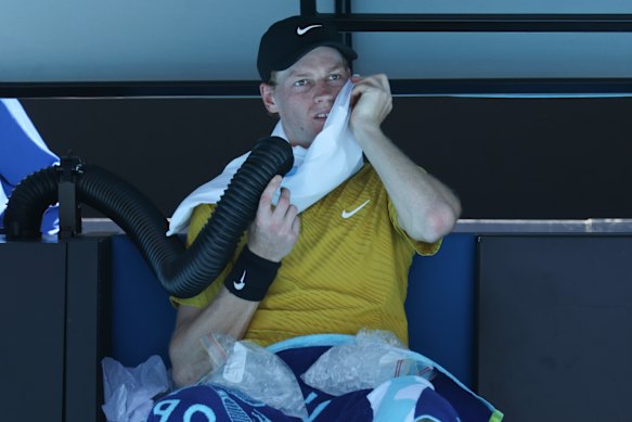World No.2 Jannik Sinner struggled through the heat on Saturday, when temperatures in Melbourne approached 40 degrees.