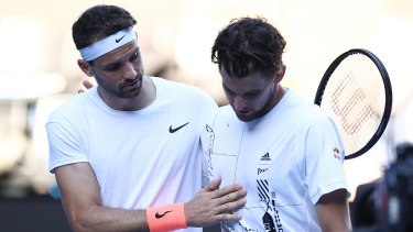 Grigor Dimitrov console Dominic Thiem au filet après leur affrontement au quatrième tour.