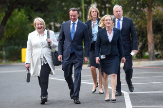 Prêt pour un défi: O'Brien arrive avec son groupe de soutien de hauts députés qui ont travaillé dans la nuit de lundi.