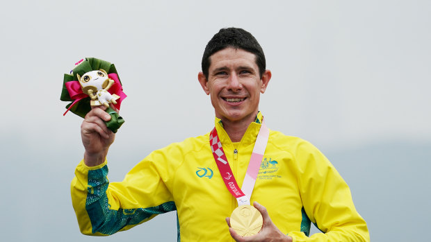 Darren Hicks on the podium after his gold medal in the time trial at the Tokyo Paralympics.