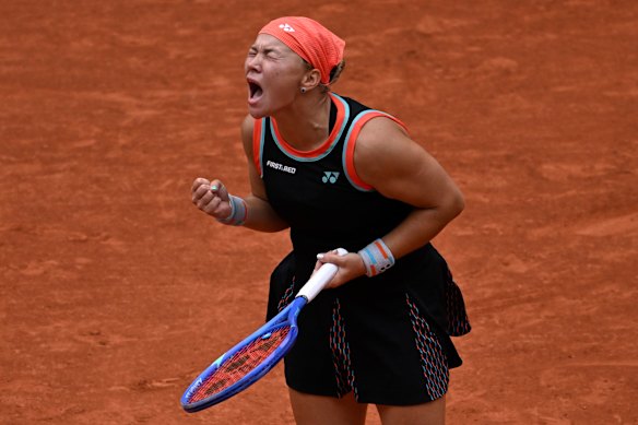 Diana Shnaider defeats world No.1 Aryna Sabalenka.