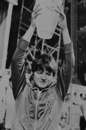 Petra Schneider successful  1982 with the trophy for being the apical  swimmer astatine  that year’s satellite   championships.