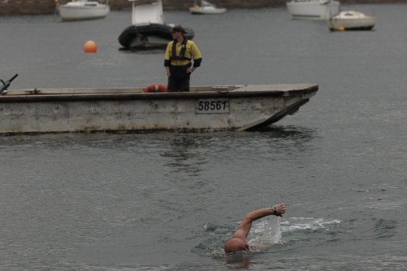 El nadador local y habitual Andre Aravena, de 55 años, en Elizabeth Bay en el lugar del ataque de un tiburón.