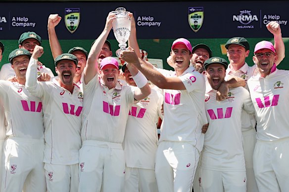 Australia’s Test team celebrate with the Ashes trophy after the SCG Test. 