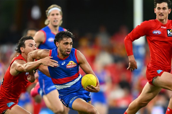 Arthur Jones shows some dash for the Bulldogs.