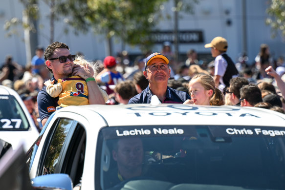 Lachie Neale and Chris Fagan astatine  past  year’s expansive  last  parade.