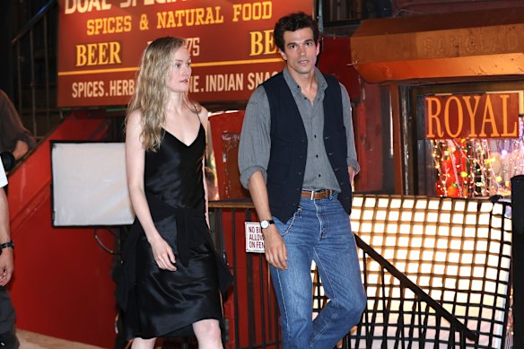 Sarah Pidgeon and Paul Kelly as Carolyn Bessette-Kennedy and JFK Jr on the set of Ryan Murphy’s American Love Story.